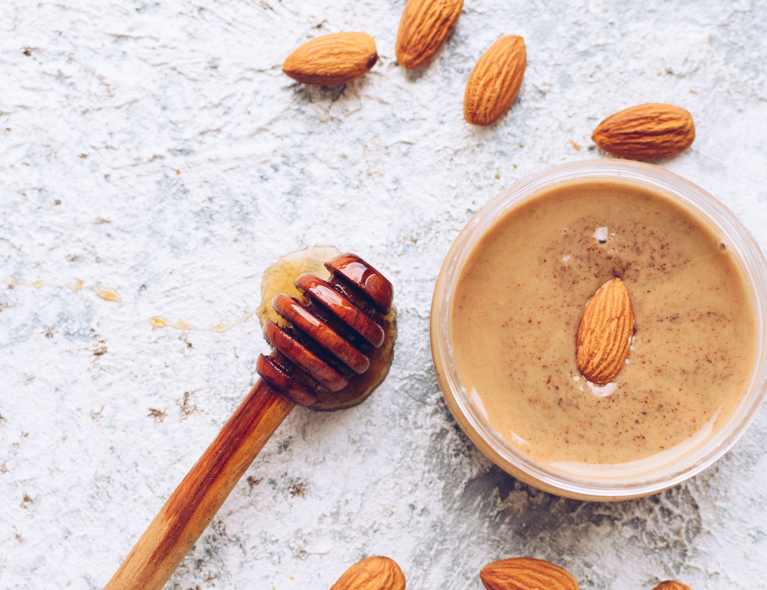 Creamed honey with cinnamon and almonds