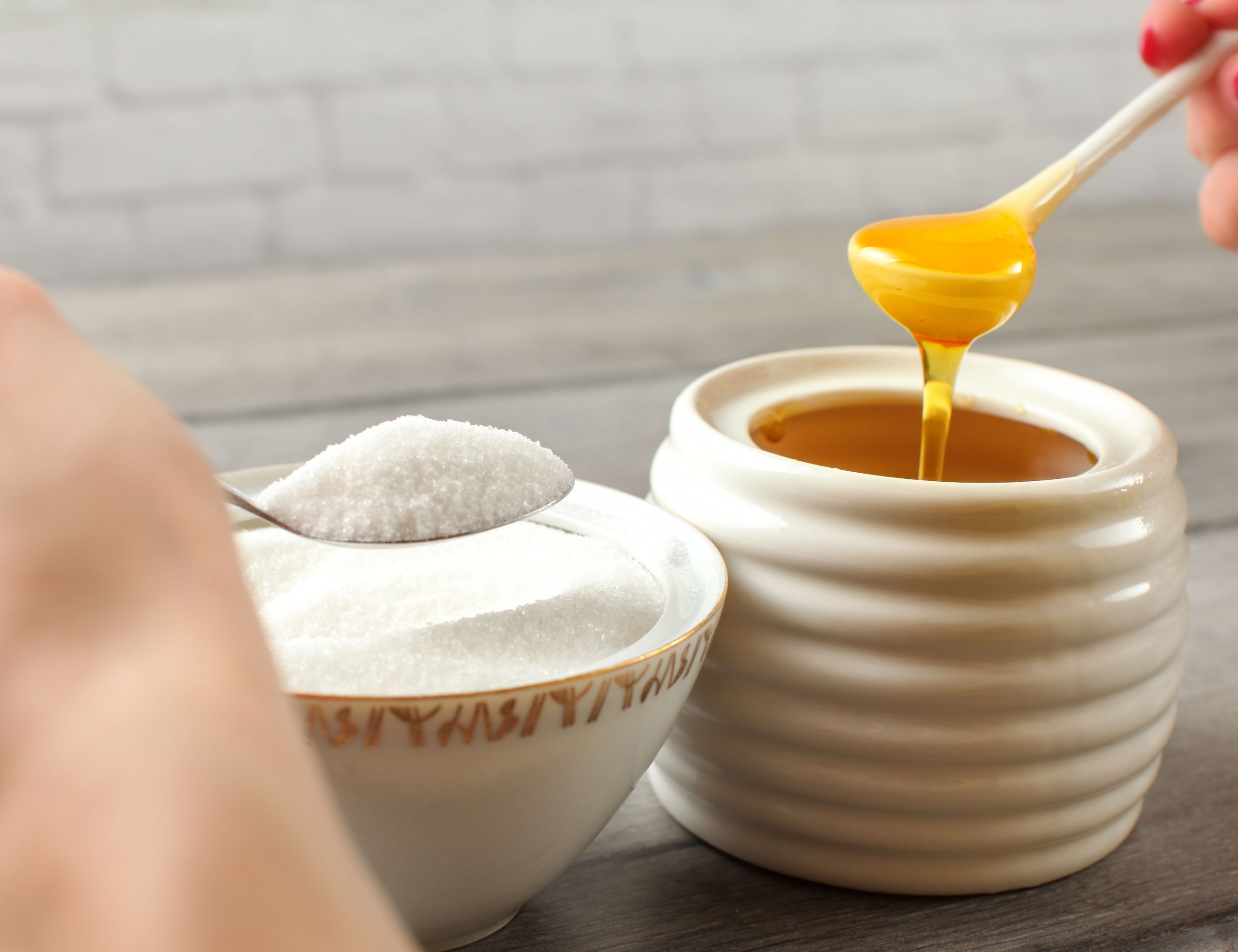 Honey vs sugar in bowls